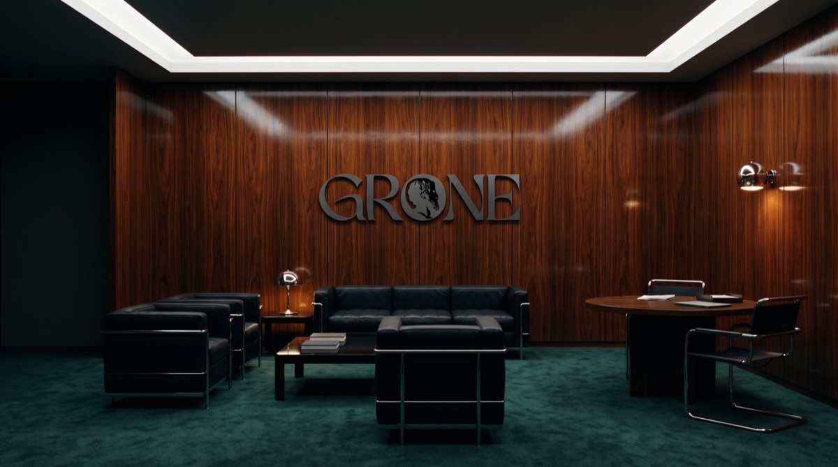 Sala de reuniões em madeira escura e carpete verde, com o nome GRONE na parede.